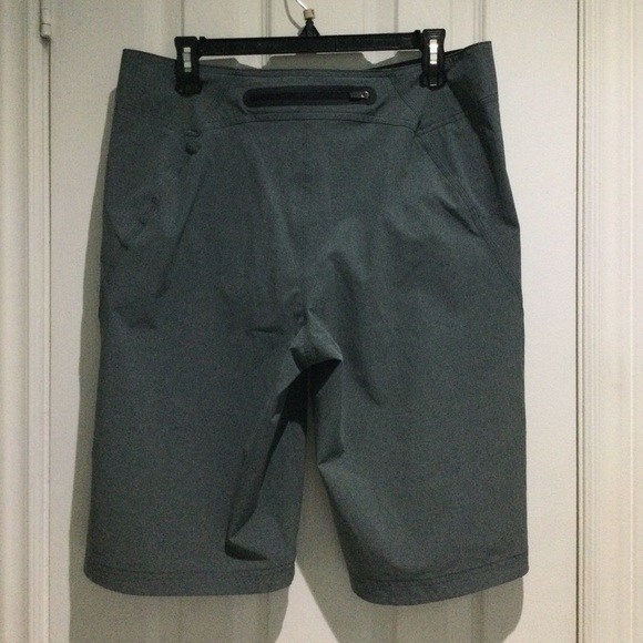 H&M Men’s BRKLYN Charcoal Gray Shorts - Picture 4 of 4